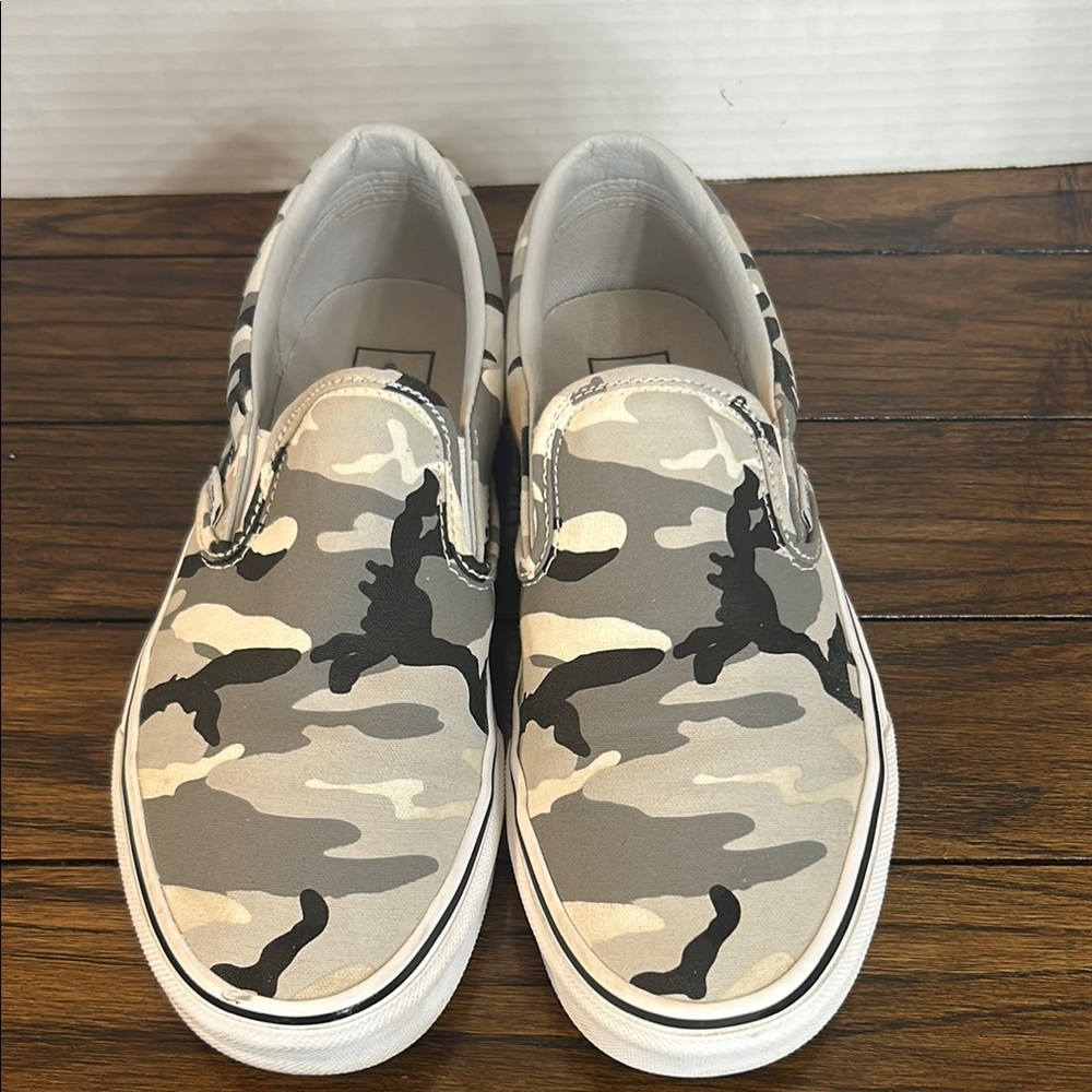 Camouflage unisex Slip-On vans Sneakers size 7.5 in men’s 9 in women’s